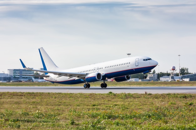 Foto despegue del avión de pasajeros en la pista.