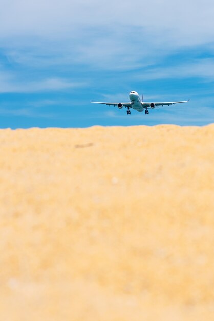 Foto despegue del vuelo del aeroplano comercial del aeropuerto internacional con el cielo claro.