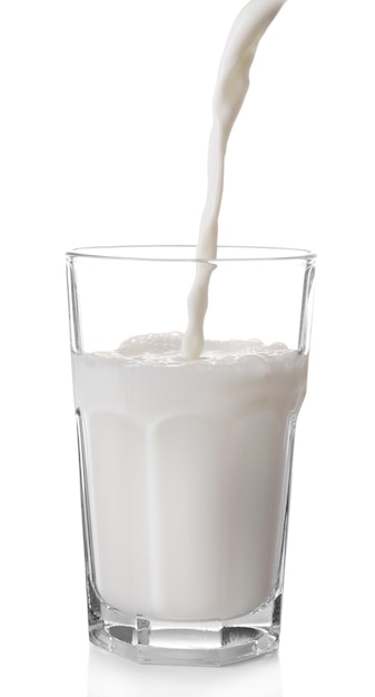 Despejar leite em copos isolados em branco