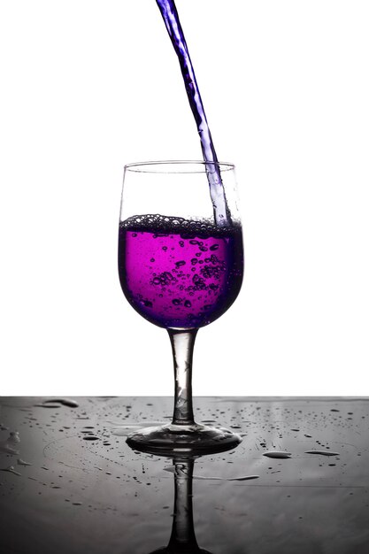 Despeje a água roxa em um copo de vinho.