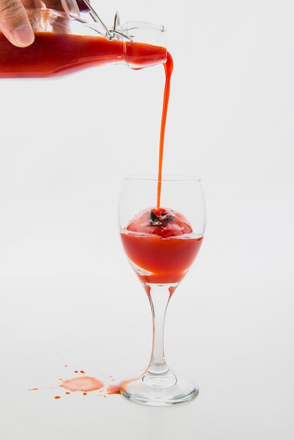 Despeje o suco de tomate no copo.
