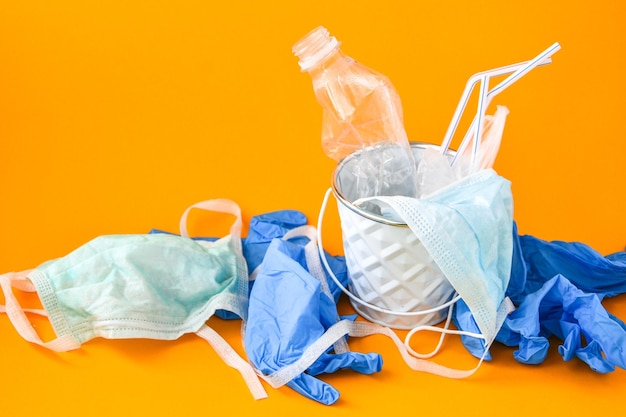 Despeje de residuos médicos de COVID-19 de guantes, máscaras, botellas de plástico vacías de desinfectante personal utilizado