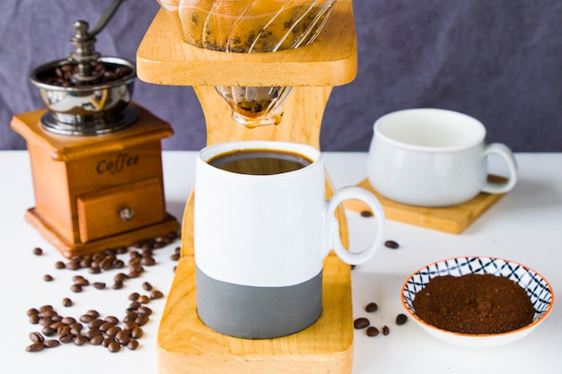 Despeje sobre cafeteira, xícara de café e caneca, sessão de estúdio