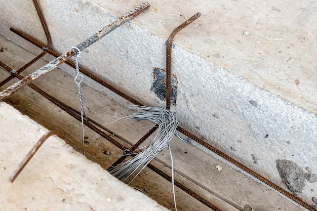 Despejo de lintéis de concreto entre as lajes no canteiro de obras Reforço e concretagem de juntas de lajes de piso fio de malha