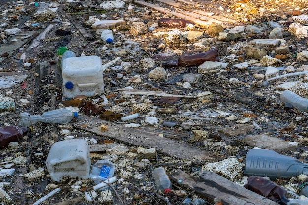 Despejo de lixo em lagoa Despejo de cidade no território do rio Poluição ambiental por lixo doméstico Desastre ecológico em países subdesenvolvidos Lixo na floresta e à beira-mar