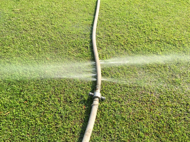 Desperdicio de agua: agua que se escapa del orificio de una manguera