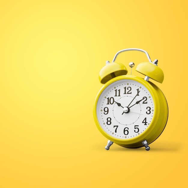 Despertador antigo retrô em fundo amarelo