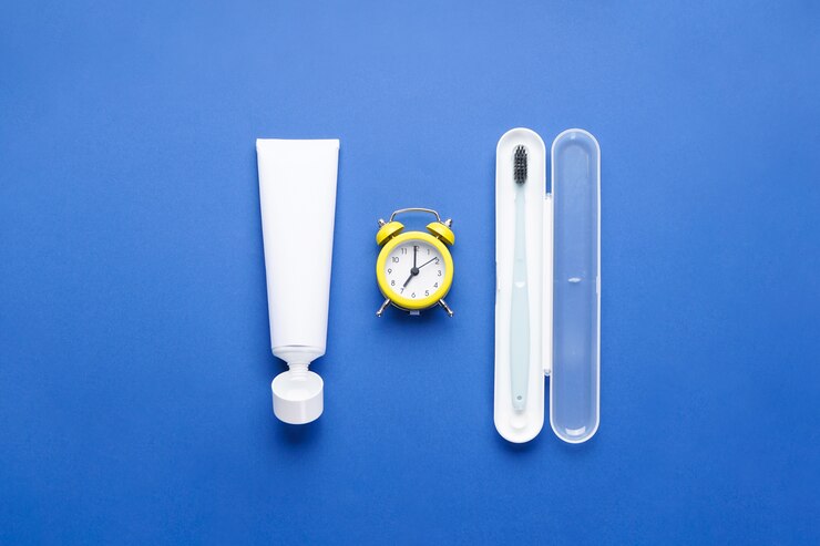 Foto despertador y un cepillo de dientes en un estuche en azul