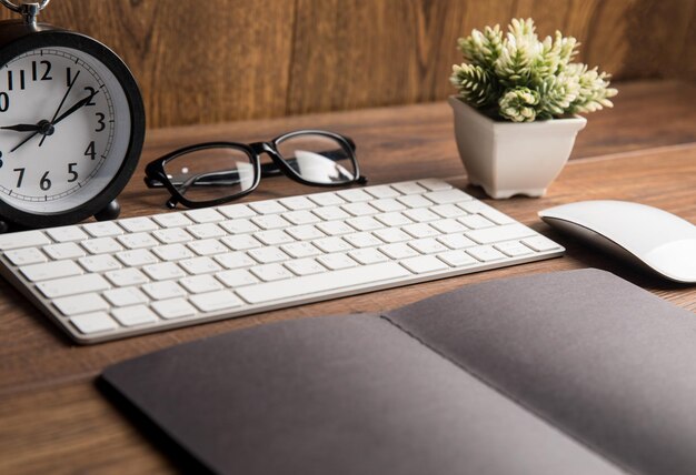 Despertador e óculos do bloco de notas do teclado