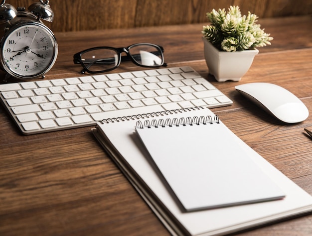 Despertador e óculos do bloco de notas do teclado