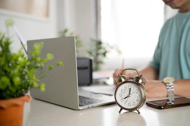 Despertador en el escritorio de la oficina hora de trabajar