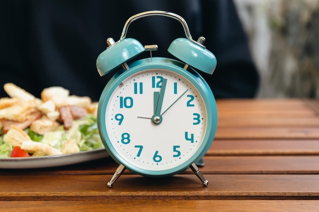 Despertador fechado em um fundo de comida turva