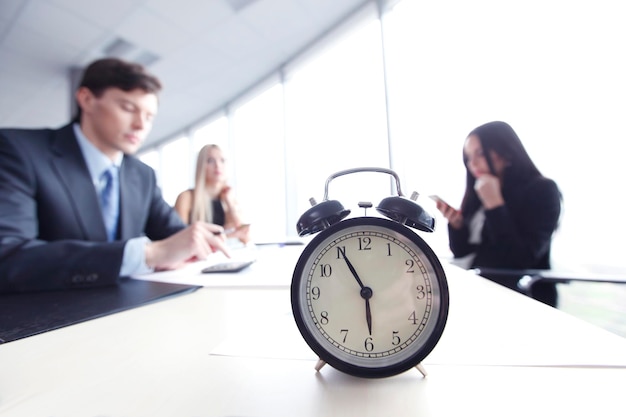 Despertador en la mesa de la oficina