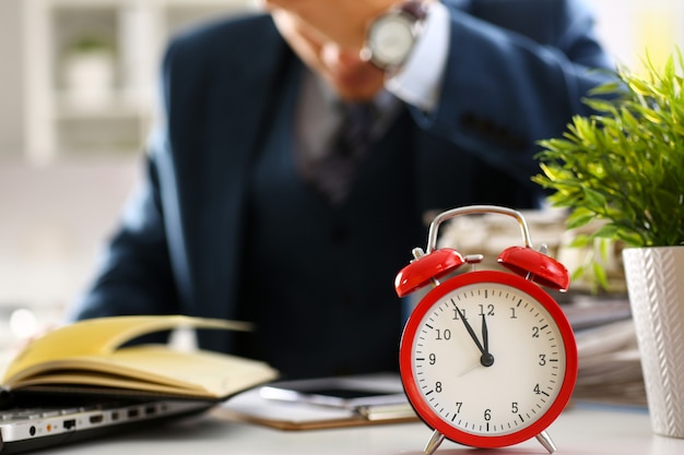 El despertador rojo muestra el primer tiempo tardío