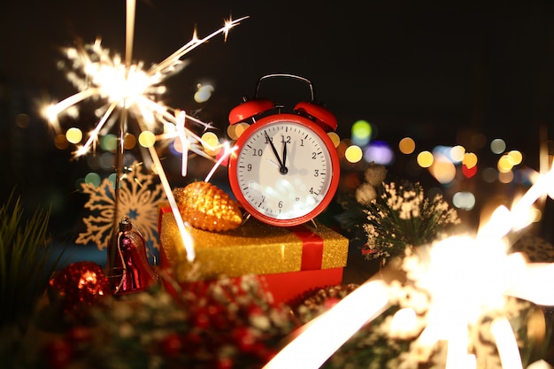 Despertador vermelho com presentes de natal