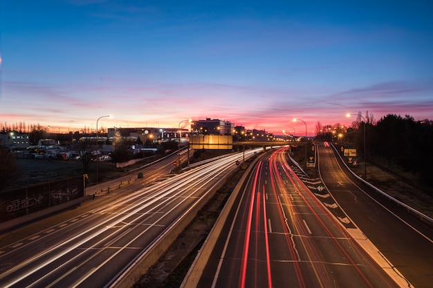 Despertar de luces en carretera al amanecer