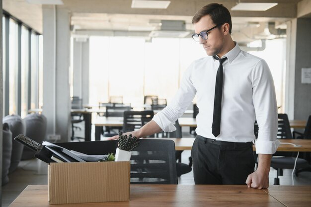 El despido de negocios y el concepto de pérdida de empleo despidieron a un oficinista con una caja de sus cosas personales