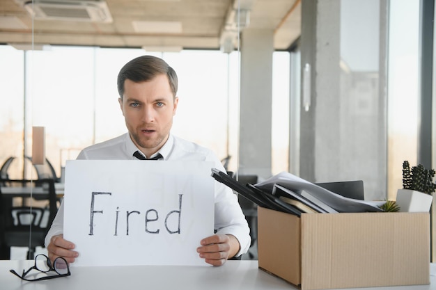 Foto el despido de negocios y el concepto de pérdida de empleo despidieron a un oficinista con una caja de sus cosas personales