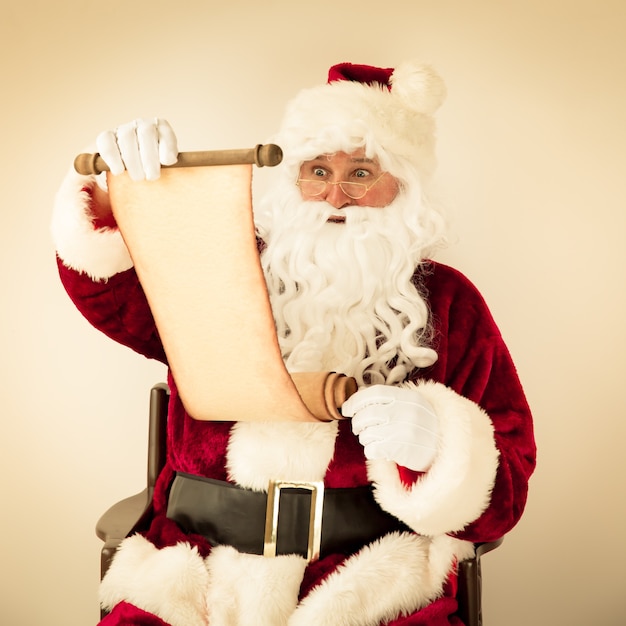 Desplazamiento de lectura de Santa Claus. Concepto de vacaciones de Navidad
