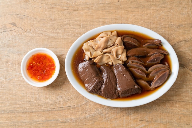 Despojos de pato guisado en sopa marrón - Estilo de comida asiática