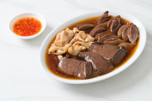 Despojos de pato guisado en sopa marrón - Estilo de comida asiática