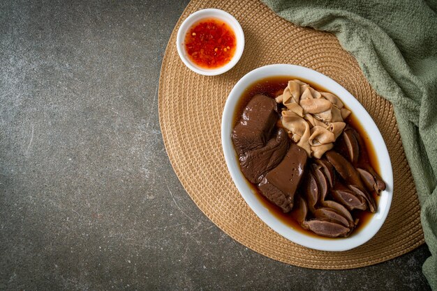 Despojos de pato guisados en sopa marrón