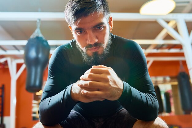 Desportista barbudo forte no ginásio de boxe