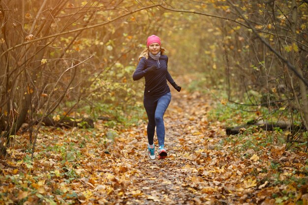 Desportista de chapéu rosa vai praticar esportes no parque