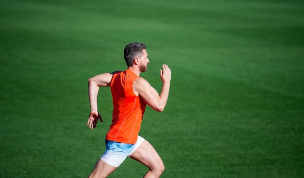 Desportista em roupas esportivas corre rápido na velocidade da pista de corrida