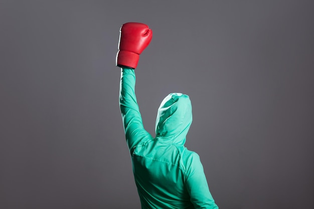 Desportista em roupas esportivas verdes sobre fundo cinza