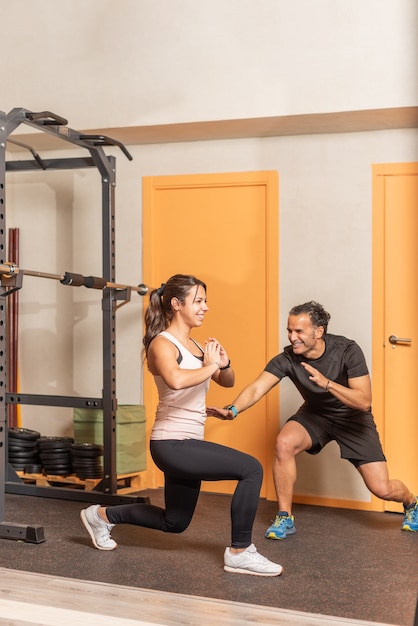 Desportista fazendo agachamento sem exercícios de ponderação no ginásio. Conceito de ginásio.