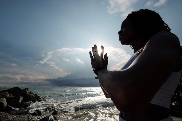 Desportista fazendo Namaste Mudra