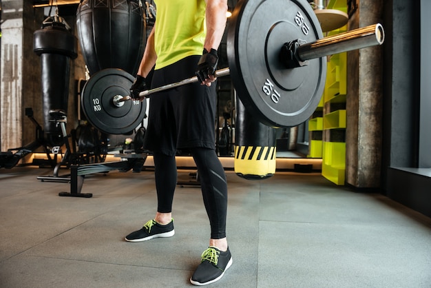 Desportista fazer exercícios de esporte no ginásio