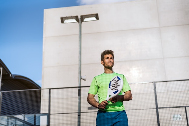 Foto desportista, jogando o jogo de padel