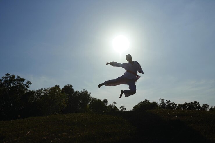 Foto desportista praticando salto de chute