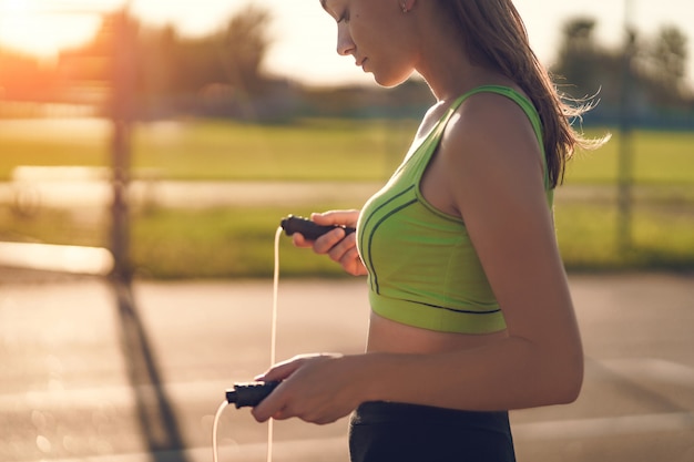 Desportista saudável, fazendo exercícios com pular corda ao ar livre. mantenha a forma e tenha um estilo de vida esportivo