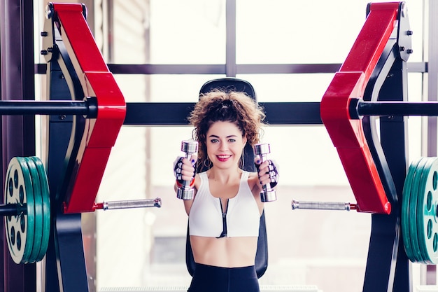 Desportiva mulher fazendo exercícios