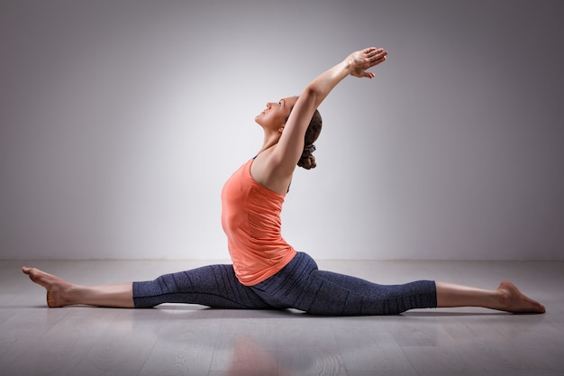 Desportivo cabe mulher fazendo yoga asana hanumanasana