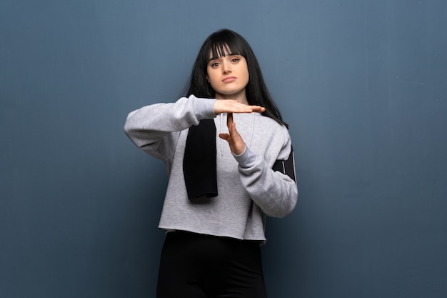 Desporto jovem mulher fazendo gesto de intervalo