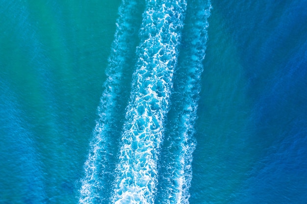 Se desprende del barco en la vista aérea del agua.