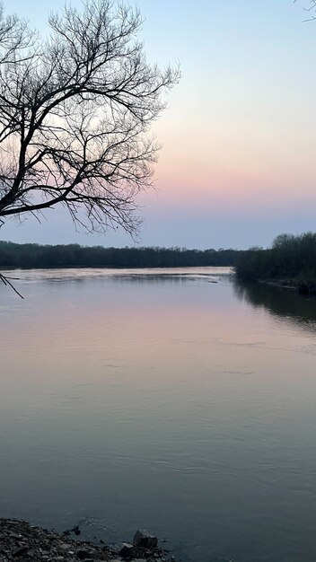 después del crepúsculo del atardecer sobre el río