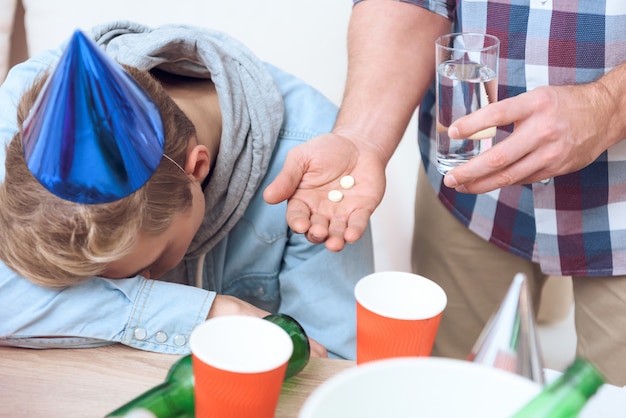 Después de la fiesta adolescente con problemas es la resaca.