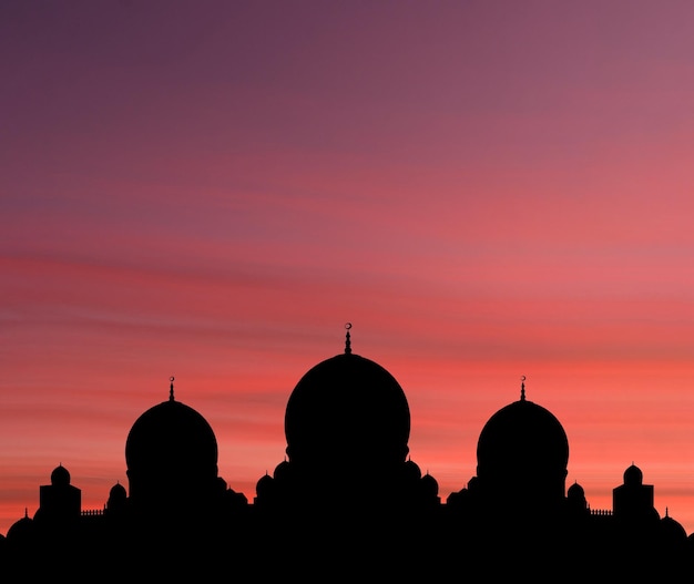 Después del paisaje de la mezquita al atardecer con hermosas mezquitas y minaretes, coloque su texto aquí ramadan karee