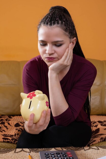 Después de sumar el dinero, resulta que hay una gran pérdida y el joven adulto está en peligro de ir a la bancarrota y pasar hambre durante semanas.