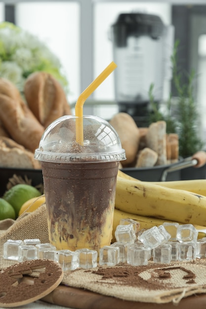 Dessert aus Bananen-Smoothie und Flachs mit Schokolade überzogen