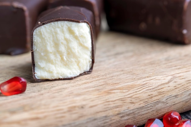 Dessert aus cremiger Füllung und Schokolade auf einem Brett