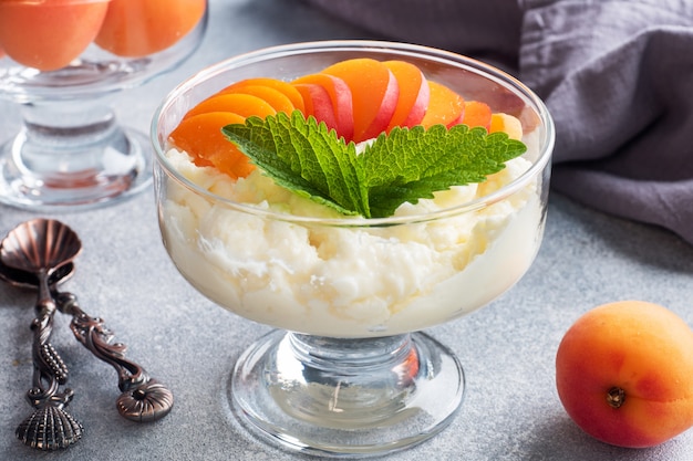 Dessert aus süßem Hüttenkäse und frischen Aprikosen