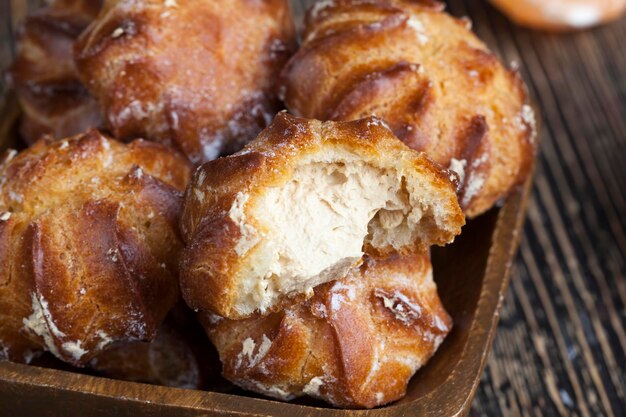 Dessert aus weichem Puddingkuchen mit Sahnefüllung