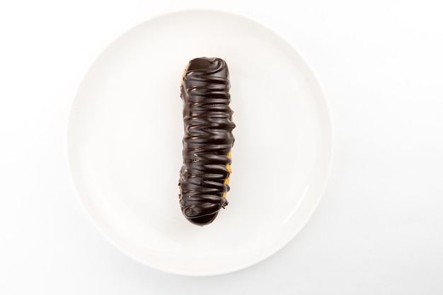 Dessert Bomba de Chocolate. Brasilianisches traditionelles ÃƒÂ©clair auf weißem Hintergrund. Nahaufnahme-Makro.