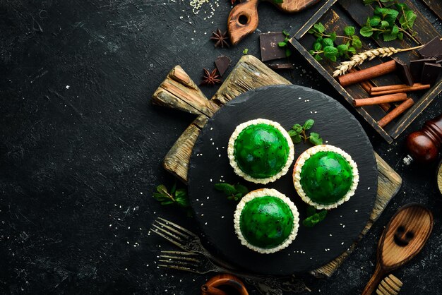 Dessert Cremiges Dessert mit Kiwis Süßigkeiten Draufsicht Rustikaler Stil